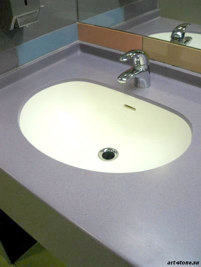 Белая раковина с фиолетовой столешницей из искусственного камня